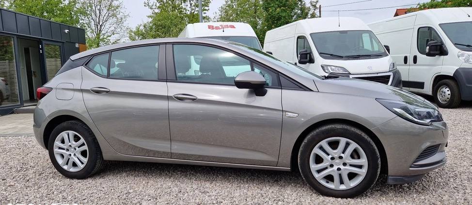 Opel Astra cena 39900 przebieg: 173000, rok produkcji 2016 z Tuszyn małe 742